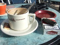 sortie Boire un café en terrasse sur la place du marché photo de la sortie Boire un café en terrasse sur la place du marché